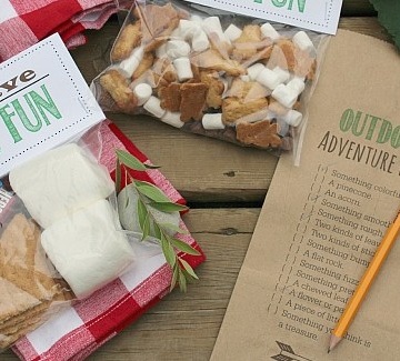 Fun outdoor scavenger hunt and s'mores treat toppers with free printables included! This would be fun for an outdoor party or camping trip.