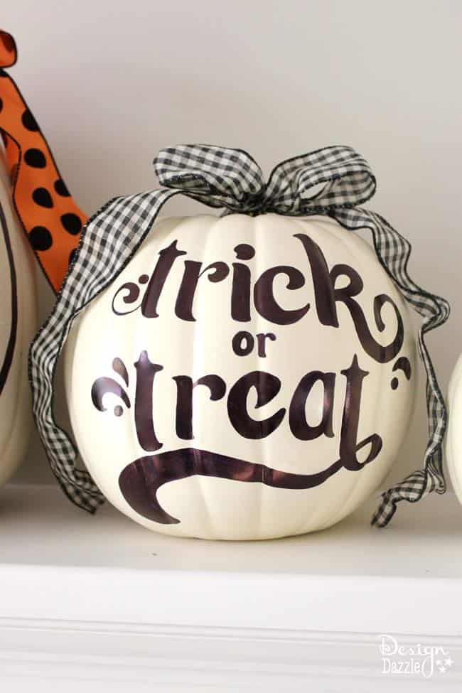 The most AWESOME idea about these pumpkins is they are TWO-SIDED! One side is for Halloween and one side is for Fall!! Free printables included. | DIY pumpkin decorating ideas | sharpie pumpkin tutorial | how to make sharpie art pumpkins | how to decorate a pumpkin | pumpkin decorating tips || Design Dazzle