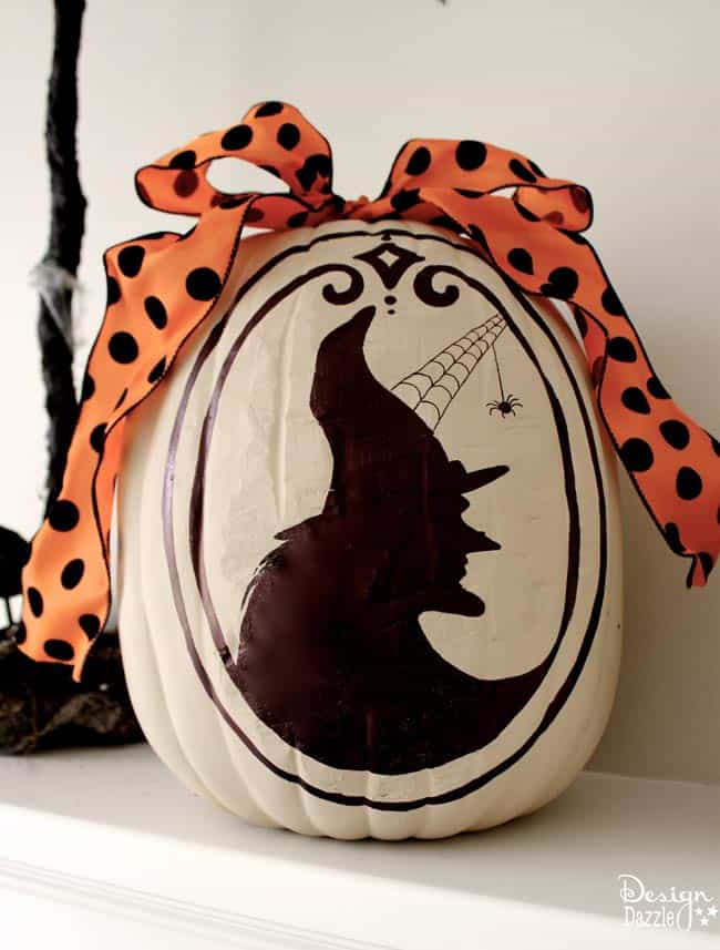 The most AWESOME idea about these pumpkins is they are TWO-SIDED! One side is for Halloween and one side is for Fall!! Free printables included. | DIY pumpkin decorating ideas | sharpie pumpkin tutorial | how to make sharpie art pumpkins | how to decorate a pumpkin | pumpkin decorating tips || Design Dazzle