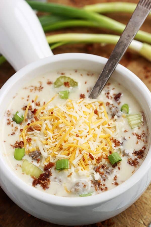 Slow cooker Cheeseburger Soup from Creme de la Crumb