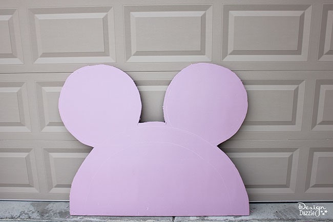 Planning a Mickey Mouse party? This backdrop is perfect for you! Design Dazzle shows you how.