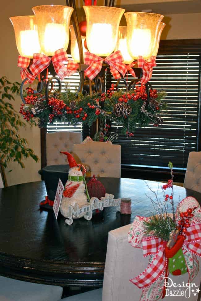 With Christmas decor, it's all about the details! Design Dazzle shows you how to decorate your dining room.