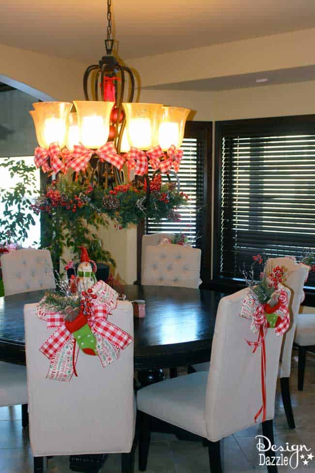 With Christmas decor, it's all about the details! Design Dazzle shows you how to decorate your dining room.