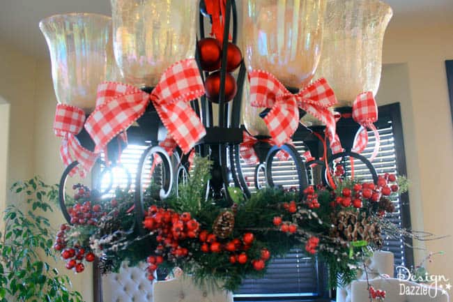 With Christmas decor, it's all about the details! Design Dazzle shows you how to decorate your dining room.