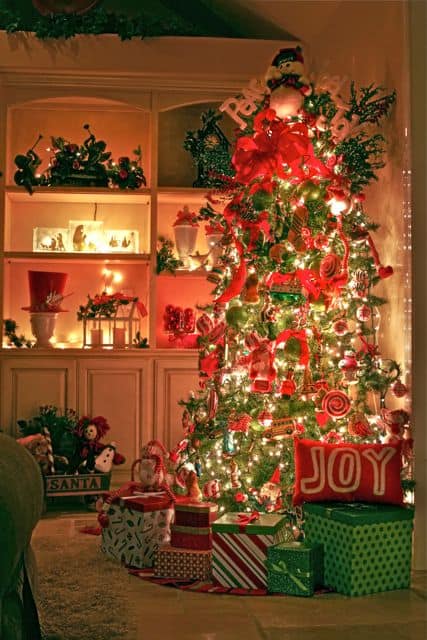Design Dazzle Christmas decor tip: Coordinate your Christmas tree and gift wrap for a more polished look!