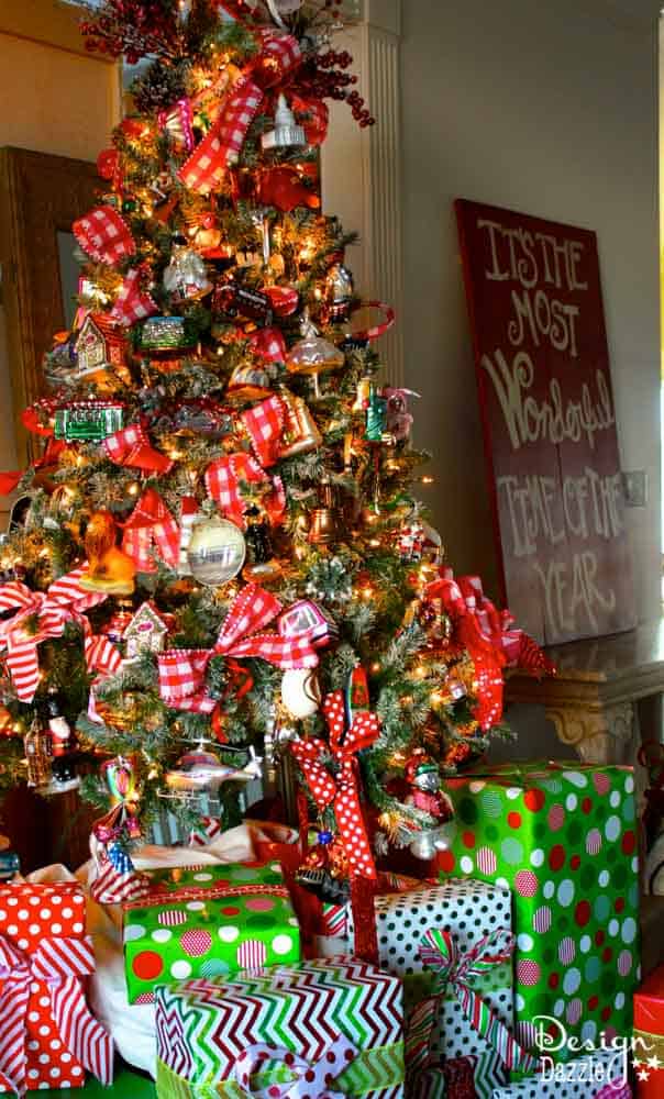 Christmas is a sweet time to be together as a family and relive Christmas memories. We share how to make a fun, beautiful Christmas Memory Tree. | diy Christmas tree | Christmas tree decor ideas | how to decorate a Christmas tree | Christmas tree decorating tips | Christmas home decor | Christmas tree home decor || Design Dazzle #christmastree #christmastreedecor #christmasdecor