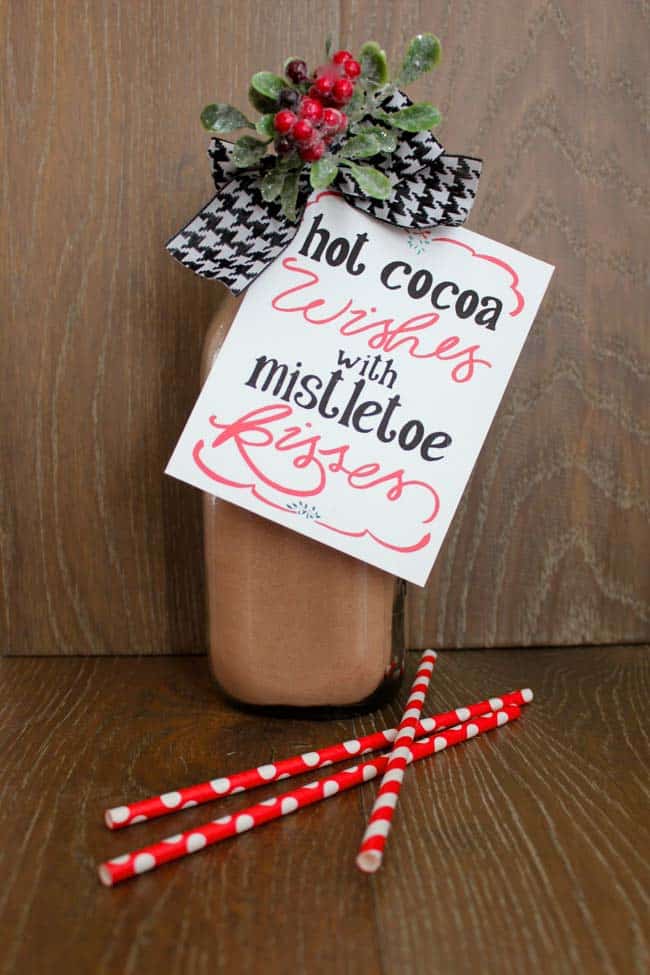 Ho Cocoa Wishes with Mistletoe Kisses! DIY Gifts For Your Favorite Teachers and Neighbors + Free Printables. 