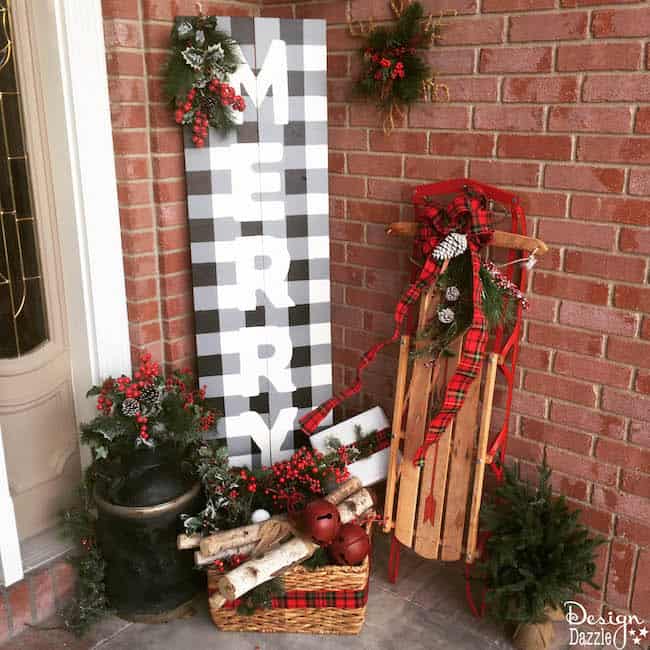 Step-by-step tutorial of how to paint buffalo check and make a cute Christmas board | DIY Christmas decor | DIY Christmas sign | Christmas outdoor decor | outdoor Christmas decor | decorating for Christmas || Design Dazzle #christmasdecor #buffalocheck #diychristmas