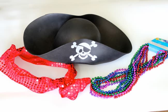 Craft with your kids this easy and cute Pirate Valentine Card Holder complete with FREE printable tag " A Pirate's Love For Me!" Design Dazzle