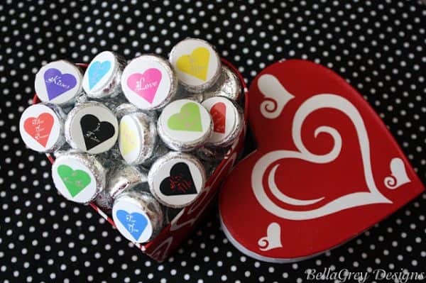 DIY Valentine Ideas: Valentine Kiss Stickers FREE PRINTABLE. Great for classroom parties!