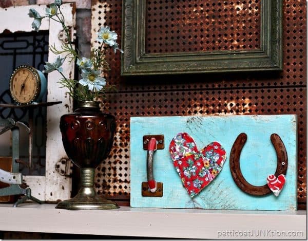 Horseshoe I LOVE You sign! Darling DIY Valentine Decor! 