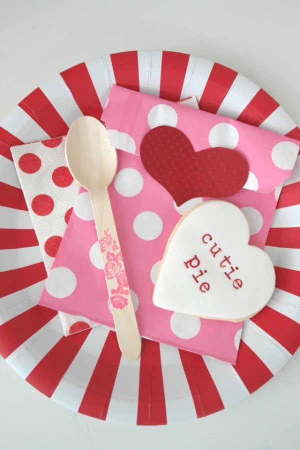 DIY Valentine Ideas: Valentine's Day Classroom Party Place setting! Make your classroom festive and fun!