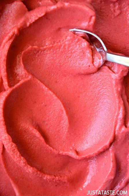 Healthy Strawberry Frozen Yogurt. Healthy snack with only 4 ingredients. Perfect healthy snack for a hot afternoon!