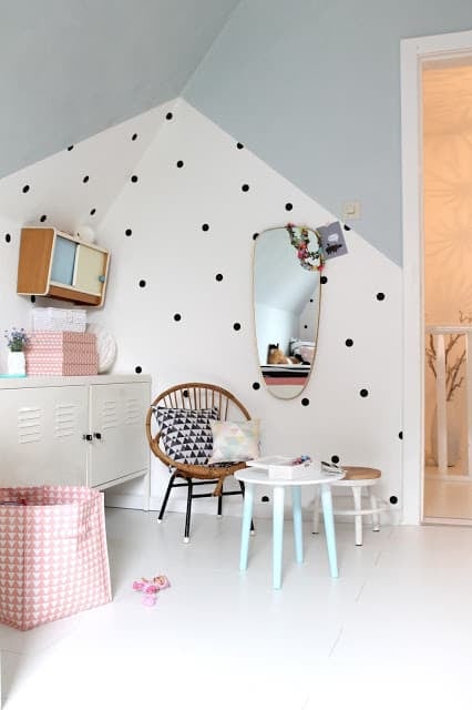 Love this Polka Dot Wall Idea. Such a dramatic contrast! Fabulous Polka Dot Wall idea!
