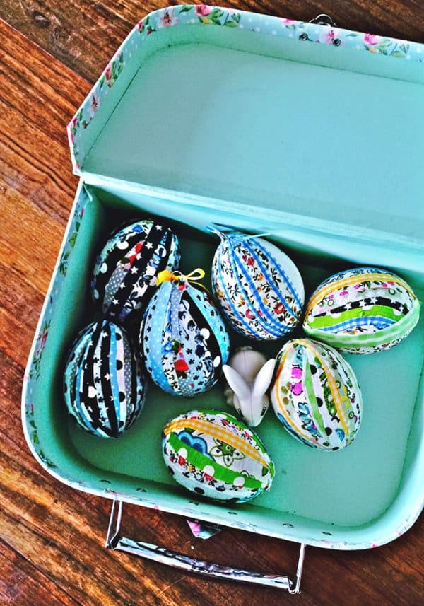 No-sew Patchwork Easter Eggs! 20+ Creative Ways to Paint Easter Eggs on decigndazzle.com!