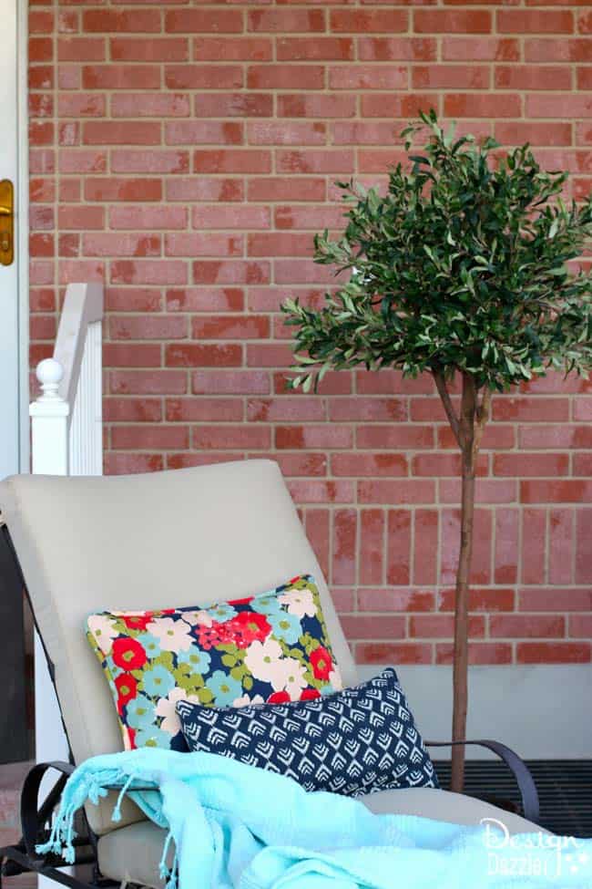 I created this hanging table along with the wood beam chandelier for the Home Depot Patio Challenge. How-to on the blog | Design Dazzle