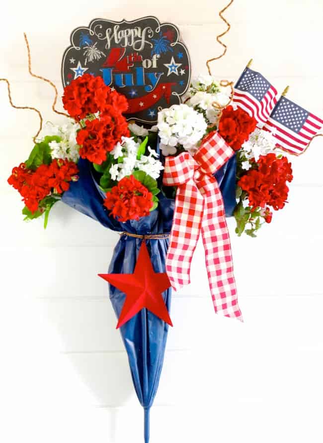 Umbrella 4th of July Door Decor: I took an old umbrella and re-purposed it into a fun and festive Umbrella 4th of July Door Decor that makes a great welcome door hanger. | Design Dazzle