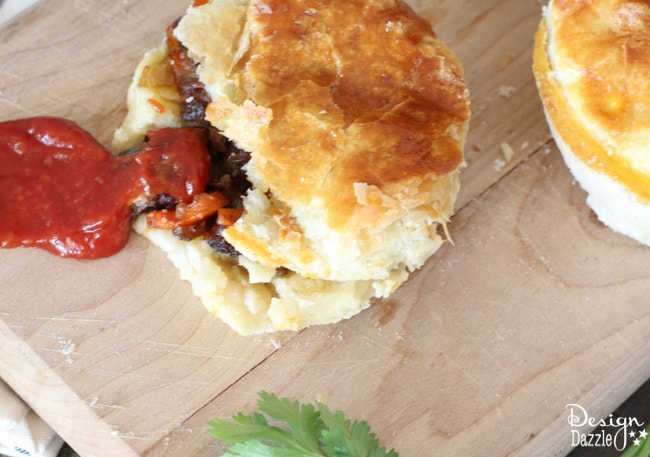 Recipe to make delicous Aussie Meat Pies. Great to eat for breakfast, lunch, dinner or anytime. The meat pies also freeze well! | Design Dazzle