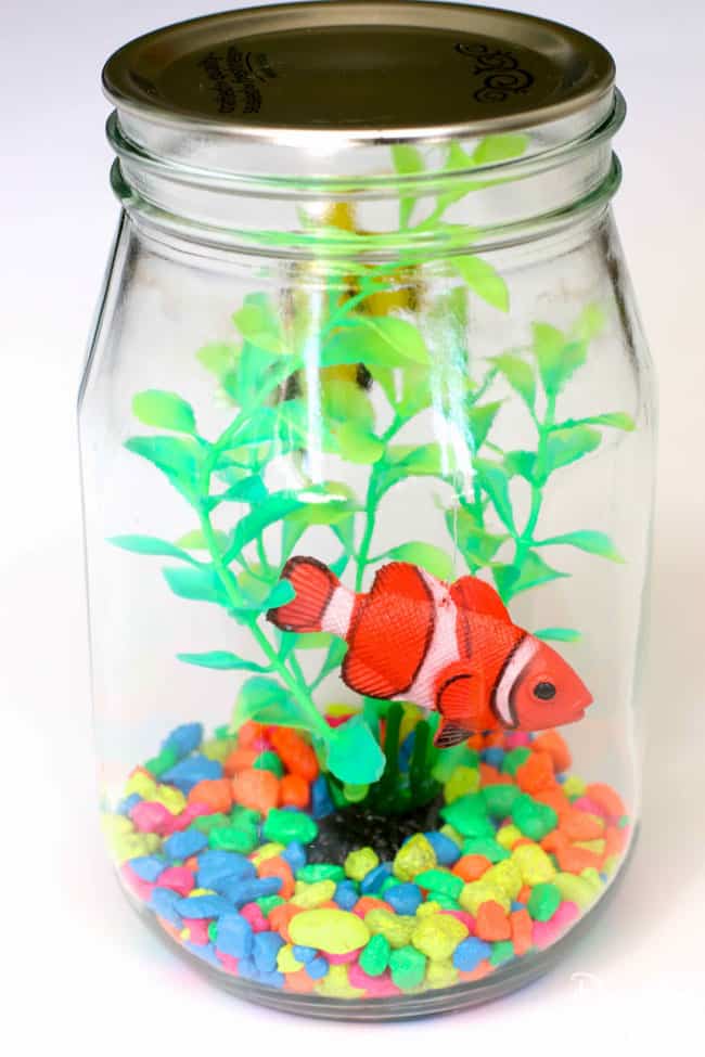 Mason Jar Aquarium Craft for kids! Fun Summer time craft!