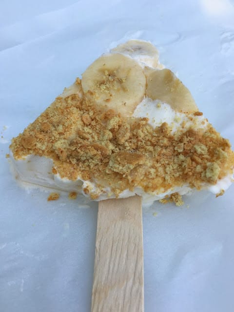 Delicious Banana Cream Pie Pops! Homemade pie pops are the perfect summer treat!