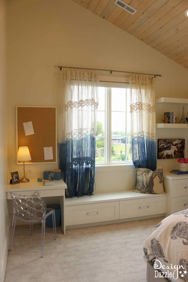 Such a darling bohemian bedroom! | Design Dazzle
