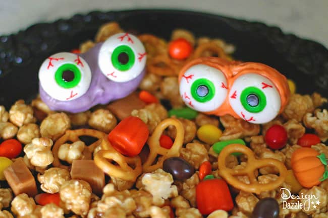 Easy peasy Halloween treat kids will love to make | monster mash halloween treat | halloween snack recipes | halloween treat recipes | how to make monster mash | kid friendly halloween recipes | halloween recipe ideas || Design Dazzle