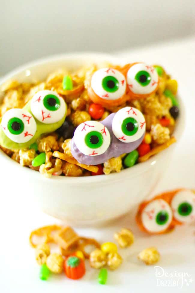 Easy peasy Halloween treat kids will love to make | monster mash halloween treat | halloween snack recipes | halloween treat recipes | how to make monster mash | kid friendly halloween recipes | halloween recipe ideas || Design Dazzle