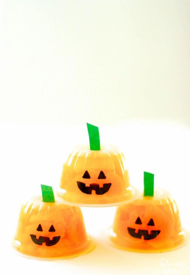 5 minute Halloween treats that are perfect if your kids need a break from sugar or you need a healthy snack for class parties! | healthy halloween treat ideas | halloween candy alternatives | healthy halloween ideas | kid-friendly halloween treats | healthy kids halloween treats | halloween tips and tricks || Design Dazzle 