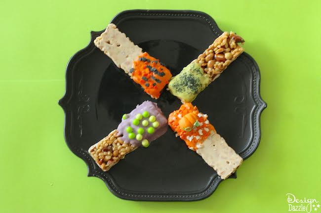 5 minute Halloween treats that are perfect if your kids need a break from sugar or you need a healthy snack for class parties! | healthy halloween treat ideas | halloween candy alternatives | healthy halloween ideas | kid-friendly halloween treats | healthy kids halloween treats | halloween tips and tricks || Design Dazzle 