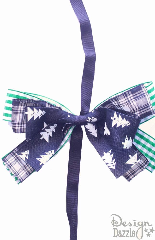 Simple steps on how-to tie a simple bow | how to tie a bow | bow tutorial | gift wrapping tips and tricks || Design Dazzle #diybow #giftwrapping #wrappingtips