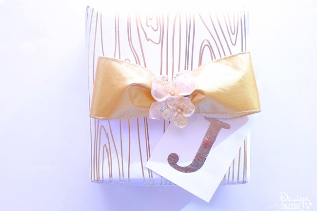 Simple steps on how-to tie a simple bow | how to tie a bow | bow tutorial | gift wrapping tips and tricks || Design Dazzle #diybow #giftwrapping #wrappingtips