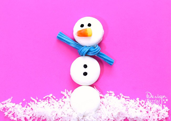 Edible Oreo Snowmen | holiday dessert recipes | holiday sweets for kids | holiday treat ideas | homemade holiday desserts | snowmen dessert ideas || Design Dazzle #snowmentreat #holidaydessert 