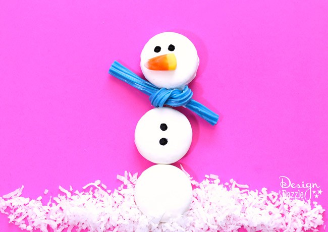 Edible Oreo Snowmen | holiday dessert recipes | holiday sweets for kids | holiday treat ideas | homemade holiday desserts | snowmen dessert ideas || Design Dazzle #snowmentreat #holidaydessert 