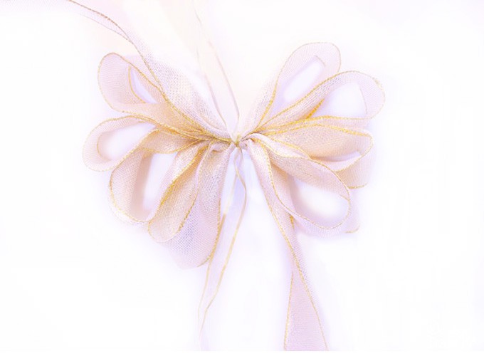 Simple steps on how-to tie a simple bow | how to tie a bow | bow tutorial | gift wrapping tips and tricks || Design Dazzle #diybow #giftwrapping #wrappingtips