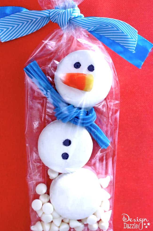 Edible Oreo Snowmen | holiday dessert recipes | holiday sweets for kids | holiday treat ideas | homemade holiday desserts | snowmen dessert ideas || Design Dazzle #snowmentreat #holidaydessert 
