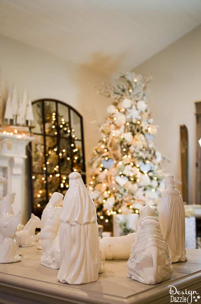 Christmas Home Tour - Living Room Tour | Christmas home decor | Christmas home decor tour | decorating tips for Christmas | Christmas decor ideas | Christmas decorating tips || Design Dazzle #christmasdecor