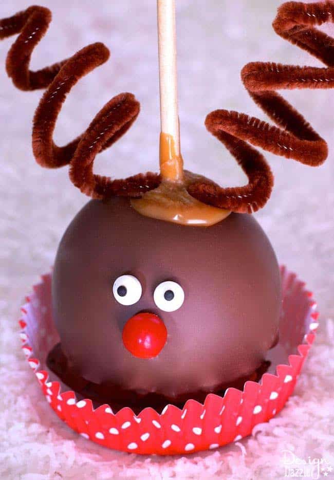 The Reindeer Caramel Apple is a sweet treat to make with the kiddos. It's a super easy gift to make for someone or to make a bunch for a party! | Christmas treat ideas | homemade caramel apples | reindeer themed desserts | reindeer treats for kids || Design Dazzle #reindeerchristmas #reindeertreats #christmastreats