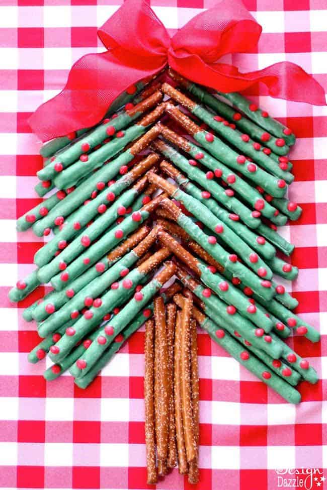 An easy to make, simple wreath or Christmas tree that is perfect for parties! | Christmas tree appetizer ideas | Christmas appetizer recipes | Christmas themed food ideas || Design Dazzle #christmasrecipe