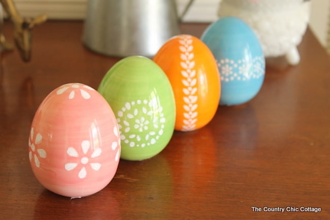 18 "egg-cellent" Easter egg decorating ideas that are absolutely creative and fun! Many of these ideas you probably have the supplies for right now. | Design Dazzle