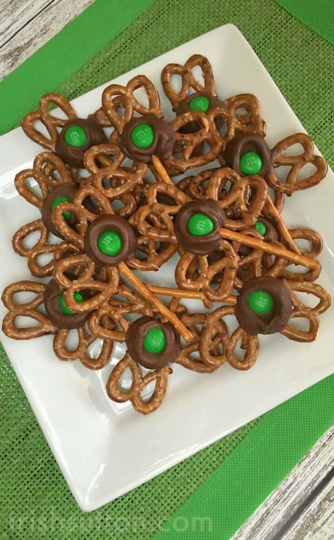 These 15 treats are not only simple but they are fun, easy to involve the kids, and look absolutely DELICIOUS to eat! Your kids will love them! | Design Dazzle