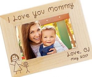 From engraved necklaces to custom photo phone cases, these 14 meaningful Mothers Day gifts will be sure to put a huge smile on your mom's face! | Design Dazzle