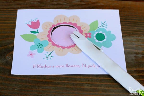 "If Mothers were flowers, I'd pick you." This free printable is adorable and simple to put together! The perfect gift to give your mother for Mother's Day. | Design Dazzle
