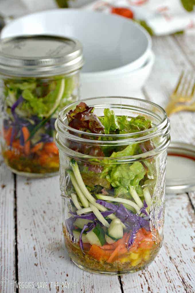 I'm here to tell you that salads are in fact extremely easy to eat on the go or make ahead of time and store in the fridge! The magic ingredient? Mason jars! | Design Dazzle