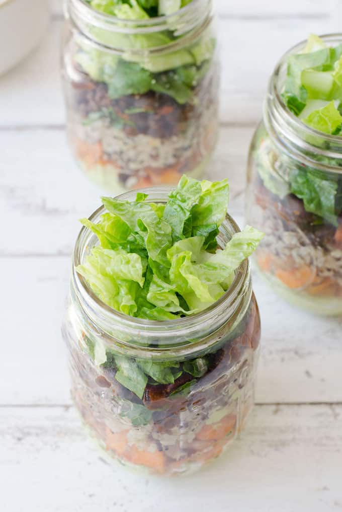 I'm here to tell you that salads are in fact extremely easy to eat on the go or make ahead of time and store in the fridge! The magic ingredient? Mason jars! | Design Dazzle