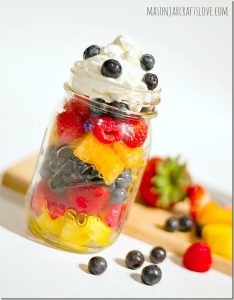 11 Simple and Delicious Mason Jar Salads - Design Dazzle