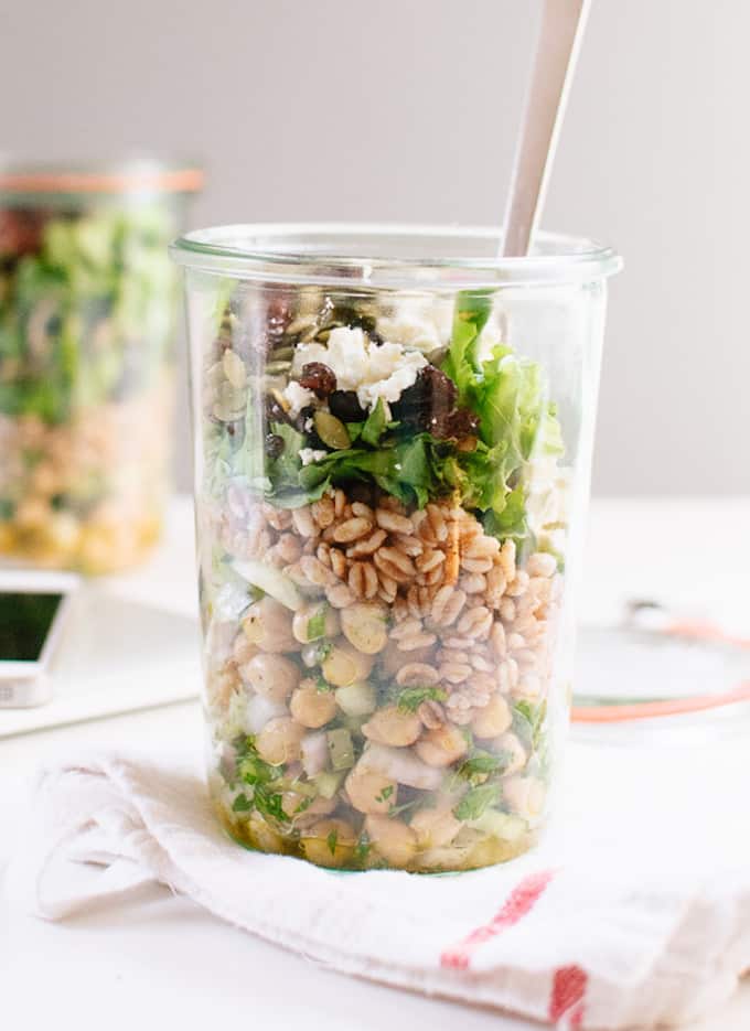 I'm here to tell you that salads are in fact extremely easy to eat on the go or make ahead of time and store in the fridge! The magic ingredient? Mason jars! | Design Dazzle