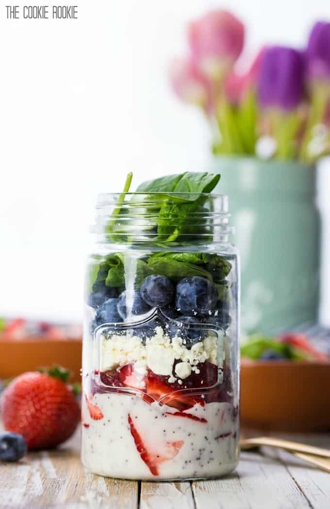 I'm here to tell you that salads are in fact extremely easy to eat on the go or make ahead of time and store in the fridge! The magic ingredient? Mason jars! | Design Dazzle