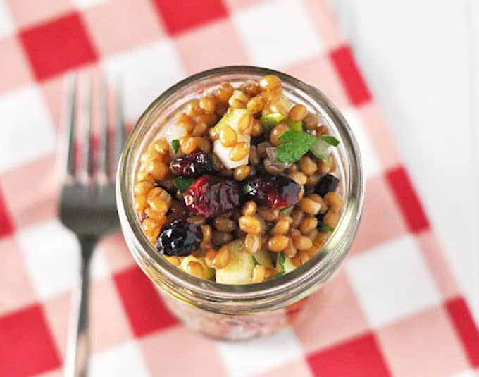 I'm here to tell you that salads are in fact extremely easy to eat on the go or make ahead of time and store in the fridge! The magic ingredient? Mason jars! | Design Dazzle