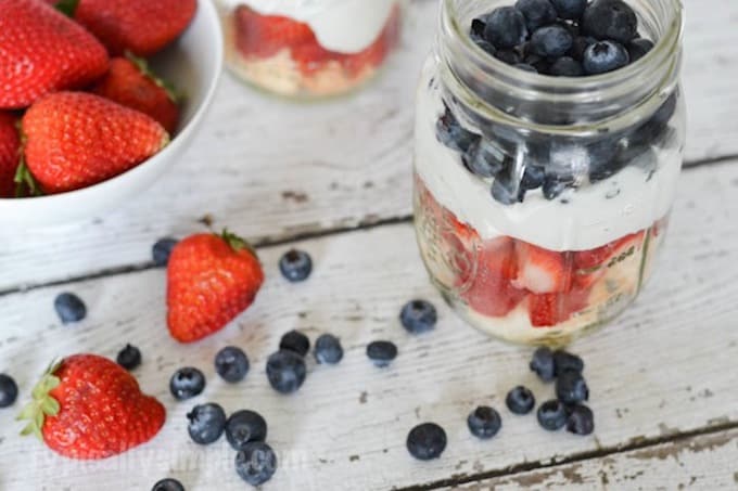 Here are 17 delicious patriotic food ideas that will be the perfect addition to any of your fun patriotic parties and activities. | Design Dazzle