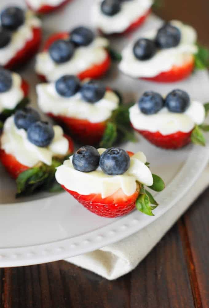 Here are 17 delicious patriotic food ideas that will be the perfect addition to any of your fun patriotic parties and activities. | Design Dazzle